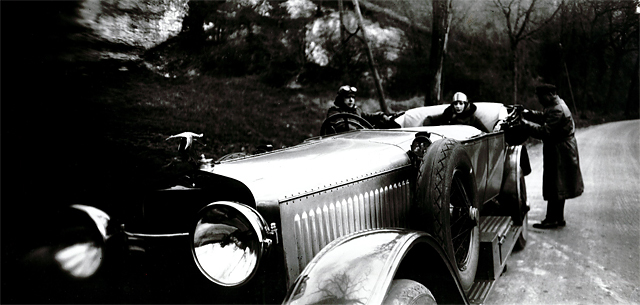 "Sur la route de Houlgate avec Marie, Bibi et Jean le chauffeur – Automobile Hispano- Suiza 32 P", avril 1927 • Tirage argentique des années 1980, d’après le négatif sur verre 6 x 13 cm original, sur papier baryté • Cliché de 17 x 35,5 cm, sur une planche de 30 x 39,7 cm © Jacques-Henri Lartigue