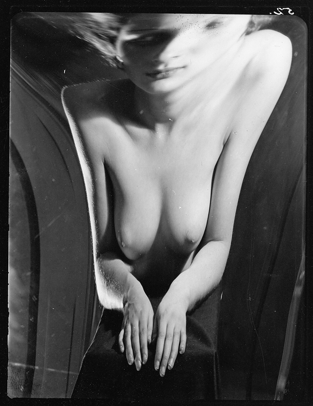 « Distorsion 52 », 1933 • Photographie argentique • 12,5 x 10 cm. © André Kertész « Distorsion 52 », 1933 • Photographie argentique • 12,5 x 10 cm. © André Kertész