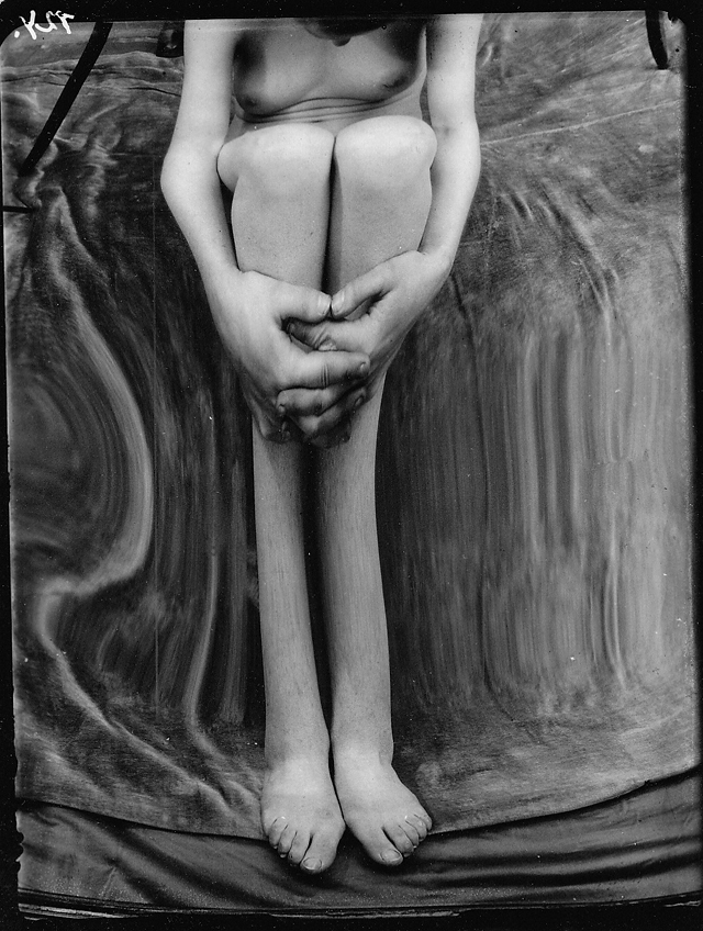 « Distorsion 124 », 1933 • Photographie argentique • 12,5 x 10 cm. © André Kertész