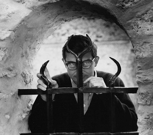 1962, Claude Chabrol sur le tournage du film Landru © Raymond Cauchetier