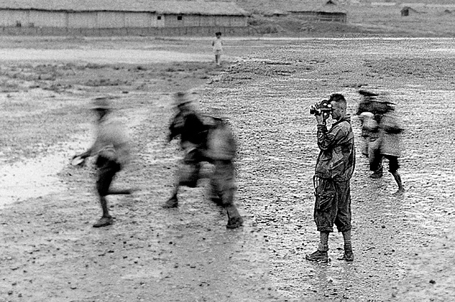 1954, Pierre Schoendorffer, à Dien Bien Phu © Raymond Cauchetier