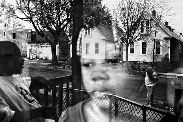 Une famille dans le quartier de Crescent à Rochester. Rochester, état de New York. États-Unis, 2012 © Paolo Pellegrin / Magnums Photos / Postcards from America