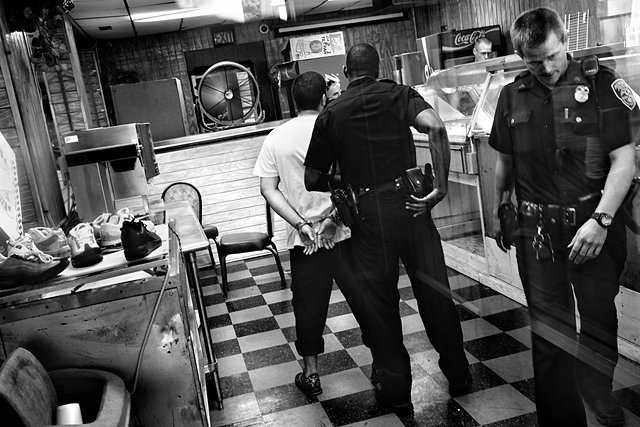 Un gérant de fast-food au nord-est de Rochester est interrogé, soupçonné d’avoir menacé un client avec un fusil de chasse. Rochester, état de New York. États-Unis, 2012 © Paolo Pellegrin / Magnums Photos / Postcards from America