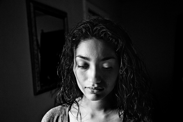 Vanelia, une jeune mère de Puerto Rico, chez elle dans le quartier de Crescent. Rochester, état de New York. États-Unis, 2012 © Paolo Pellegrin / Magnums Photos / Postcards from America