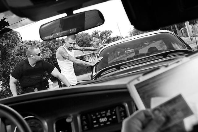 Des membres du RID de Miami (Robbery Intervention Detail) font un contrôle de routine à Miami, Floride. États-Unis, 2012 © Paolo Pellegrin / Magnums Photos / Postcards from America