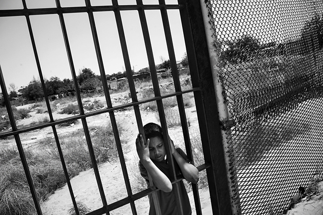 Un enfant du côté mexicain de la clôture à Colonia Rancho Anapra, un quartier voisin de Ciudad Juárez. États-Unis/Mexique, 2011 © Paolo Pellegrin / Magnums Photos / Postcards from America