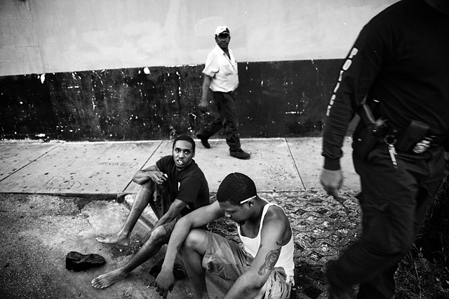 Des membres du TRU, la Tactics and Rescue Unit de la police de Miami, effectuent un contrôle. Miami, Floride. États-Unis, 2012 © Paolo Pellegrin / Magnums Photos / Postcards from America