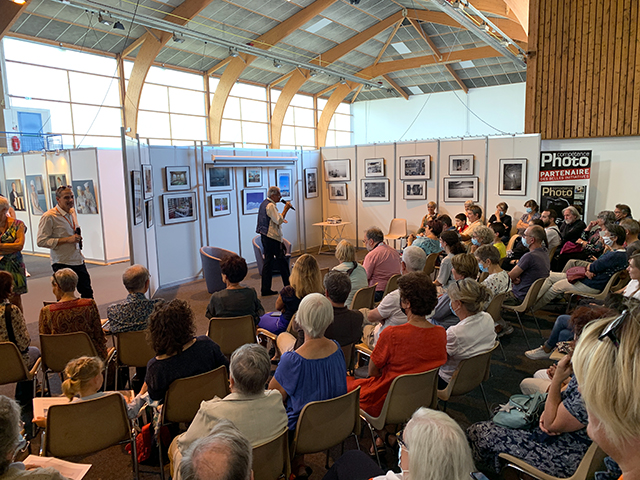 La conférence de Jean-Marie Périer sur fond de l'exposition "Vive la vie !" La conférence de Jean-Marie Périer sur fond de l'exposition "Vive la vie !"
