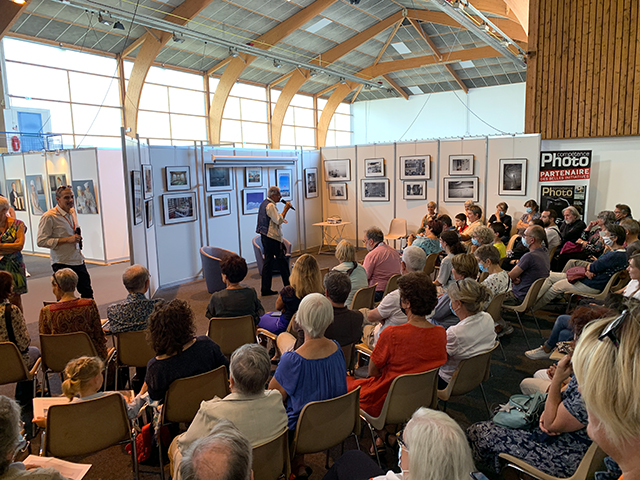 La conférence de Jean-Marie Périer sur fond de l'exposition "Vive la vie !"