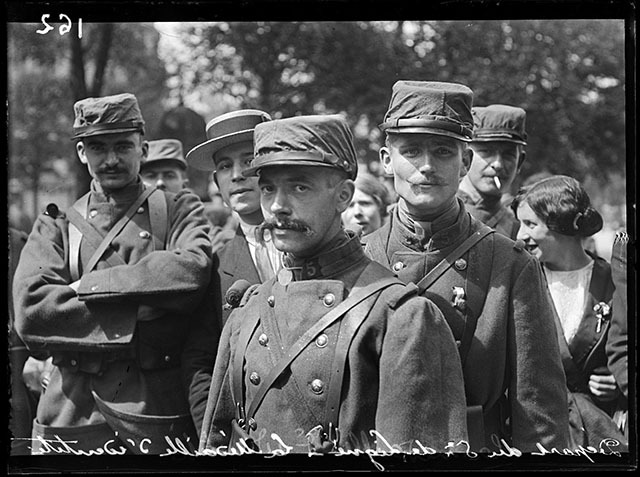 Guerre 1914-1918. Cinquième journée de mobilisation à Paris. Départ du 5ème régiment d'infanterie de ligne, l'un des plus anciens de l'armée française (créé en 1558). A la mobilisation, il prendra le nom du 205e régiment d'infanterie. Soldats portant leur médaille d'identité, 6 août 1914. © Caudrilliers / Excelsior – L'Équipe  / Roger-Viollet