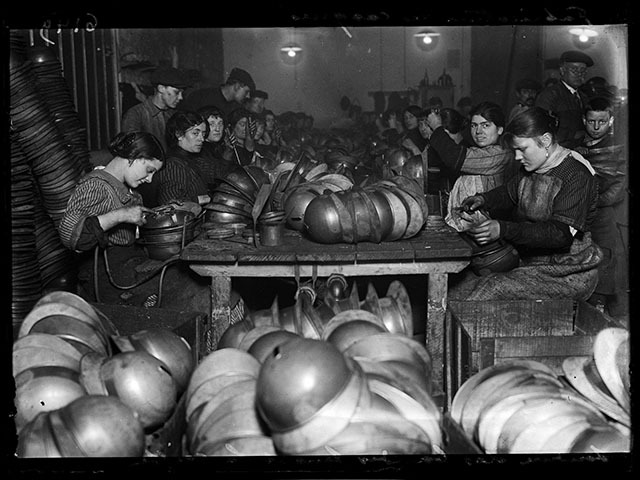 Guerre 1914-1918. "La fabrication des casques et l'une des plus typiques industries de la guerre". Soudure des bandes tenant la coiffe et des anneaux de la jugulaire. Photographie parue dans le journal "Excelsior" du samedi 29 janvier 1916. © Wackernie / Excelsior – L'Équipe  / Roger-Viollet