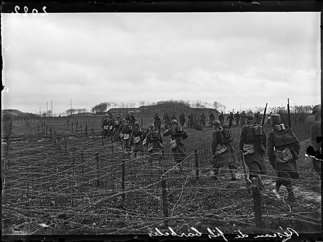 Guerre 1914-1918. "Un réseau de fils de fer barbelés" protège la plupart des tranchées. Photographie parue dans le journal "Excelsior" du mardi 19 janvier 1915. © Caudrilliers / Excelsior – L'Equipe / Roger-Viollet