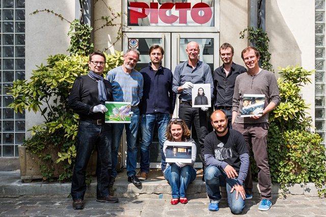 Le jury devant le labo Picto, à Paris.