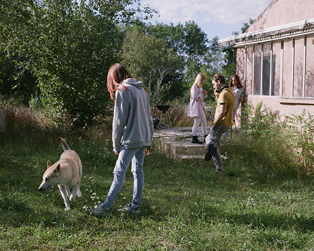 © Léo d'Oriano, De gauche à droite, Joey, Chloé, Jordan et Océane sont dans leur jardin. Grande commande photojournalisme, 2023