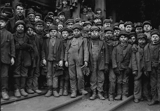 © Lewis W. Hine, South Pittston, Pennsylvanie, 1911. Garçons trieurs affectés aux broyeurs à Ewen Breaker, propriété de la Pennsylvania Coal Company