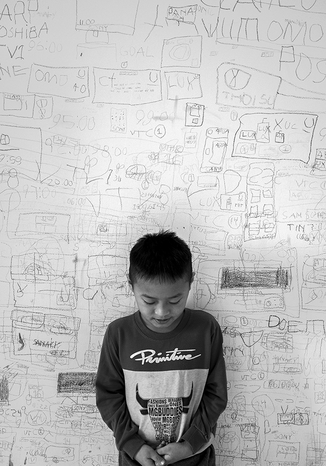 © Nikita Erphène, Enfant dans sa chambre, Centre d'accueil pour enfants handicapés, Vân Canh, Vietnam, 2019 © Nikita Erphène, Enfant dans sa chambre, Centre d'accueil pour enfants handicapés, Vân Canh, Vietnam, 2019