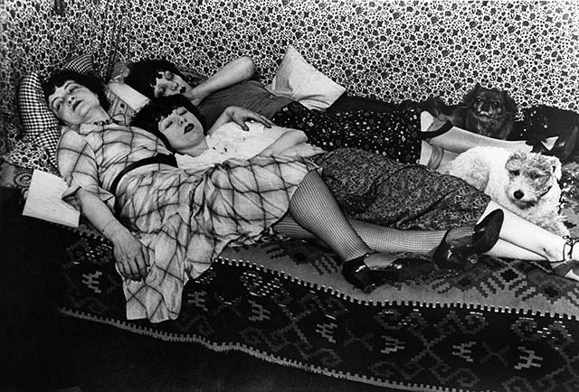 © BRASSAÏ • Kiki et ses amies Thereze, Treize de Caro et Lily © BRASSAÏ • Kiki et ses amies Thereze, Treize de Caro et Lily