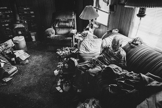 Shit, shower, and shave • acte 7 : Le survivant des monts lointains • La série photographique racontée par Alain Licari