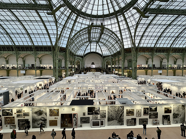 Paris Photo 2025 : plus internationale que jamais, la foire célèbre la photographie sous la plus belle verrière parisienne