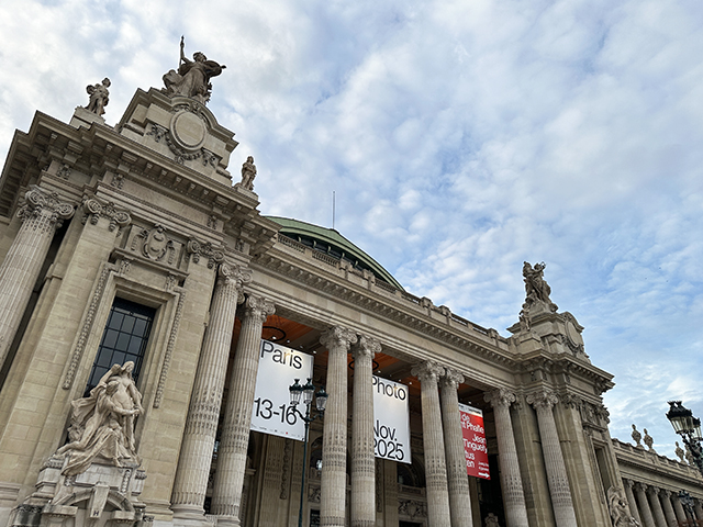 Paris Photo 2025 : plus internationale que jamais, la foire célèbre la photographie sous la plus belle verrière parisienne