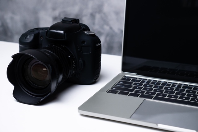 Cyber-Jay, le gardien de votre chaîne photo : un Mac en studio, un iPhone en terrain, zéro rupture