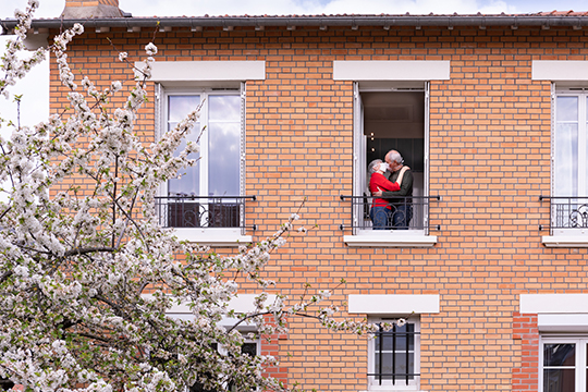 Les amoureux confinés, ici et là, de Christophe Audebert Les amoureux confinés, ici et là, de Christophe Audebert