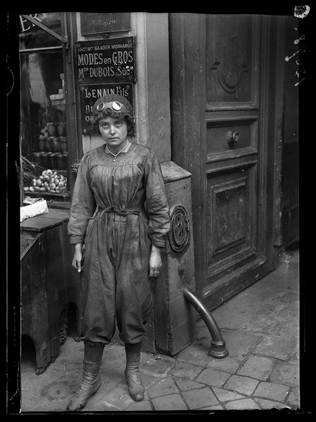 Guerre 1914-1918. "Les nouveaux métiers des femmes depuis la guerre" : Automobiliste. Paris, juin 1917. © Excelsior – L'Equipe / Roger-Viollet