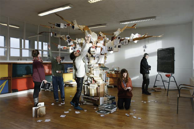 "L’arbre aux mouchoirs", série d’installations "Empreintes et chose perdue", technique mixte (récupération de bois et livre, tirages photographiques, pliages de papier, 2x4x1m)