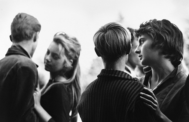 © Janine Niépce, Bal en plein air, Charente-Maritime, 1959©Janine Niépce, Roger-Viollet, Courtesy Polka Galerie © Janine Niépce, Bal en plein air, Charente-Maritime, 1959©Janine Niépce, Roger-Viollet, Courtesy Polka Galerie