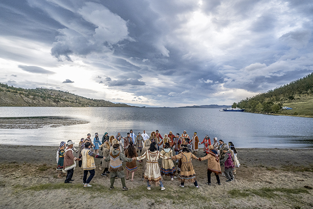 À l’occasion du Congrès toungouse, en juillet 2022, des Evenks de 9 oblasts de Russie se retrouvent sur une rive du lac Baikal. Ils exécutent une ronde avec des chants rituels qui symbolisent l’espoir de transmettre leur culture. © Natalya Saprunova