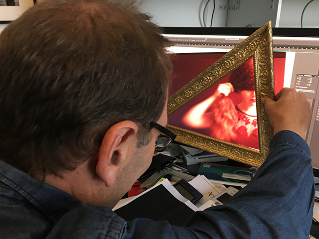 Dernière vérification avant tirage, avec James Vil d'Art Photo Lab. Dernière vérification avant tirage, avec James Vil d'Art Photo Lab.