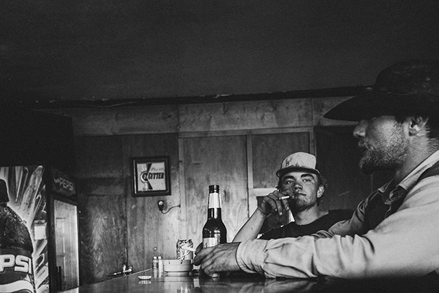 Shit, shower, and shave • acte 10 : La haine des desperados • La série photographique racontée par Alain Licari