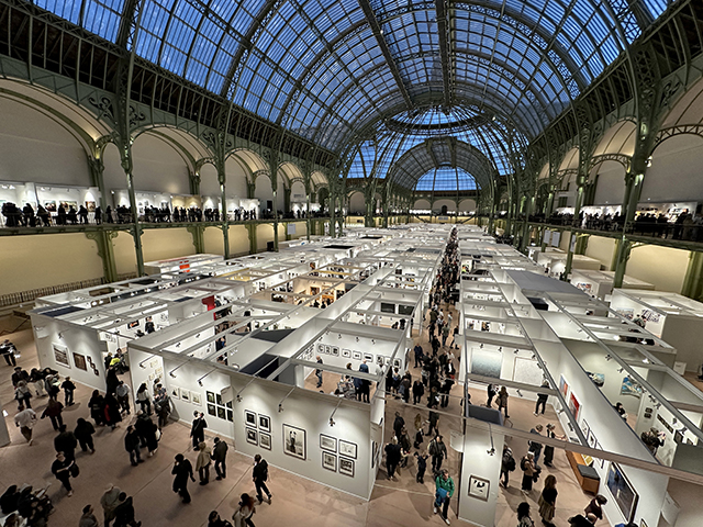 Paris Photo 2025 : plus internationale que jamais, la foire célèbre la photographie sous la plus belle verrière parisienne