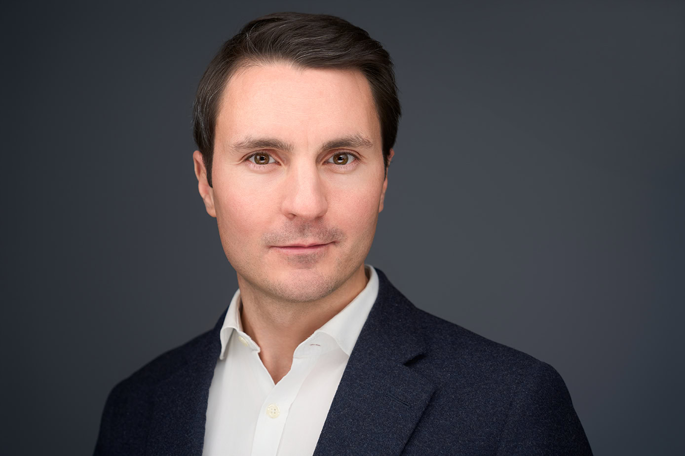 Le portrait de dirigeant : comment Gabriel GORGI redéfinit les codes de l’image corporate à Paris