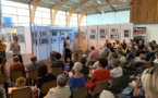 La conférence de Jean-Marie Périer sur fond de l'exposition "Vive la vie !"