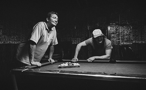 Shit, shower, and shave • acte 9 : Quand parle la poudre • La série photographique racontée par Alain Licari