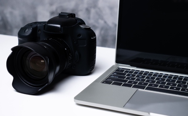 Cyber-Jay, le gardien de votre chaîne photo : un Mac en studio, un iPhone en terrain, zéro rupture
