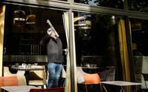 "Nettoyage de vitres", une photographie de "Droit à l'image", la série racontée par Cédric Roux (6/10) "Nettoyage de vitres", une photographie de "Droit à l'image", la série racontée par Cédric Roux (6/10)