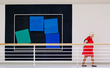 Dame en rouge, carrés bleus • Hervé Mirabail Dame en rouge, carrés bleus • Hervé Mirabail