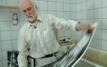 Guy Delahaye prépare ses photographies pour Avignon Guy Delahaye prépare ses photographies pour Avignon