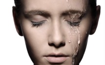 Comment réaliser un portrait en studio avec de l'eau ruisselant sur le visage ?