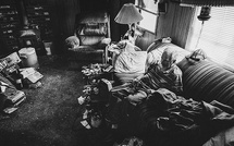 Shit, shower, and shave • acte 7 : Le survivant des monts lointains • La série photographique racontée par Alain Licari