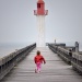20161024172603_la_petite_fille_au_phare 20161024172603_la_petite_fille_au_phare