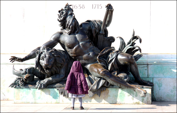 20110730215928_fillette_et_statue_291009 20110730215928_fillette_et_statue_291009