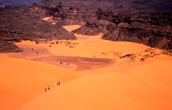 20120405102744_voyageurs_qui_gravissent_les_dunes_du_desert_du_sahara_dans_la_tadrart_algerienne 20120405102744_voyageurs_qui_gravissent_les_dunes_du_desert_du_sahara_dans_la_tadrart_algerienne