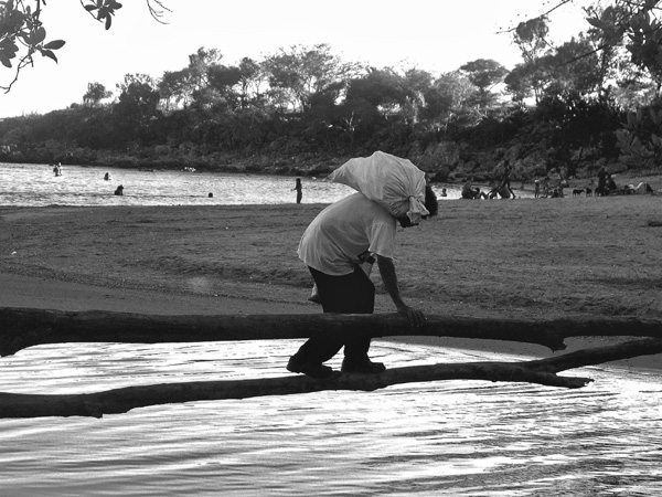 20120410005306_l_homme_qui_traverse_le_cours_d_eau 20120410005306_l_homme_qui_traverse_le_cours_d_eau