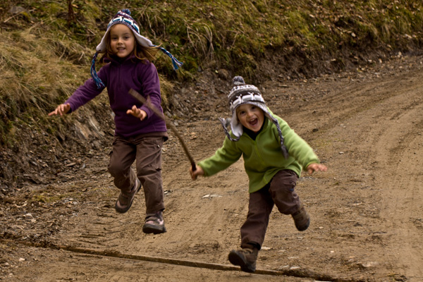 20120529161031_enfants_randonneurs_a_l_automne_qui_sautent 20120529161031_enfants_randonneurs_a_l_automne_qui_sautent