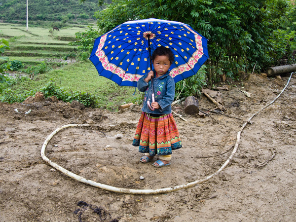 20121001231550_petite_fille_au_parapluie 20121001231550_petite_fille_au_parapluie