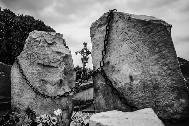 20130520114354_huit_clos_in_chains_1_fabry_l_mai_2013 20130520114354_huit_clos_in_chains_1_fabry_l_mai_2013