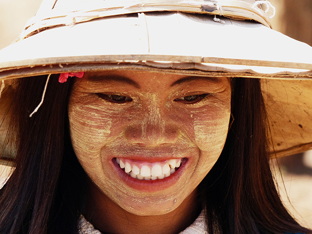 20150921224108_michel_laurent__jeune_fille_birmane 20150921224108_michel_laurent__jeune_fille_birmane